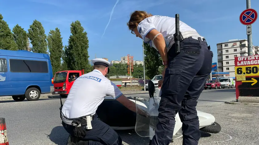 La polizia locale sul luogo dell'incidente mortale. Foto Silvano