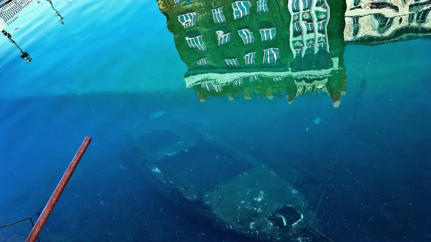 Una barca affondata nel canale Ponterosso (Lasorte)