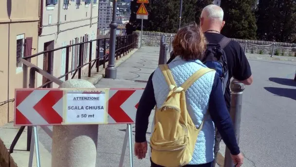 Foto Bruni 24.04.13 Via Rota:scalinata chiusa per pericolo crolli