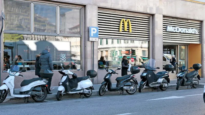 Silvano Trieste 2018-02-10 Piazza Goldoni, Sala Bingo e McDonald's sotto controllo dalla Polizia