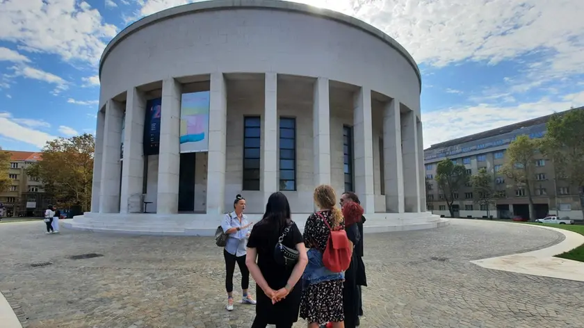 Una tappa del tour nella “piazza vittime del fascismo”