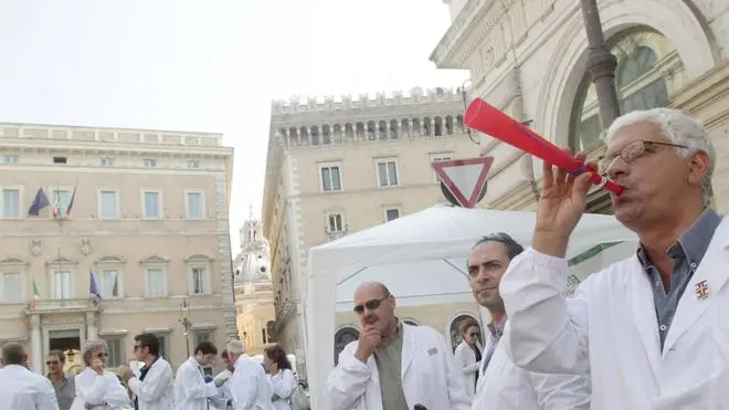 La manifestazione dei farmacisti a Roma.ANSA/ FABIO CAMPANA