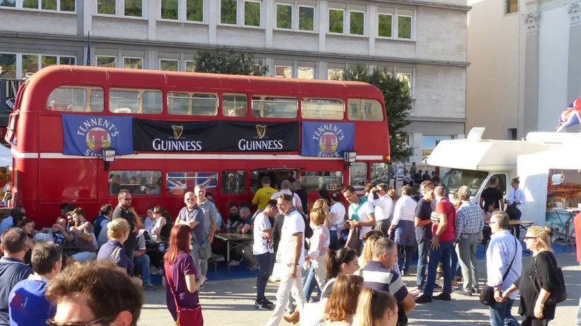 Il Borgo inglese in piazza Vittoria (foto Marega)