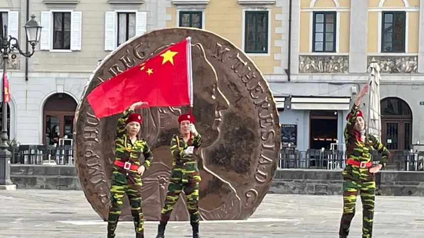 L'inedita dcelebrazione in piazza Ponterosso delle donne cinesi