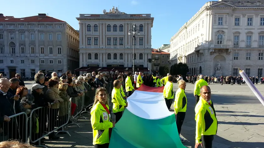 L'arrivo della staffetta storica col tricolore in piazza Unità (Lasorte)
