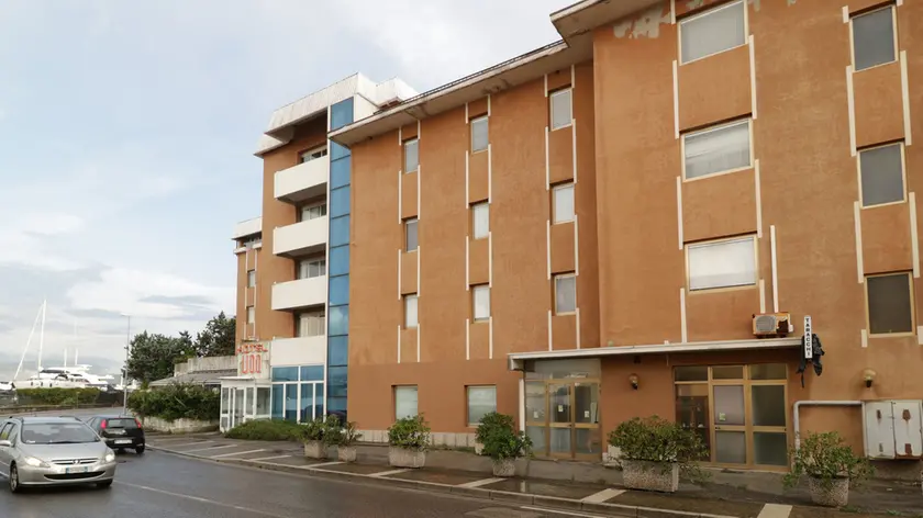 La struttura che ospitava l’hotel e ristorante Lido a Muggia: va all’asta per oltre 2 milioni di euro. Foto Lasorte