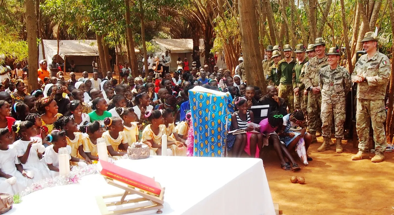 I saluti di Natale tra gli alpini e i residenti a Bangui