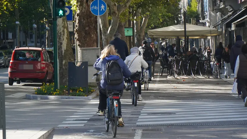 Ciclisti in centro a Gorizia (foto Marega)