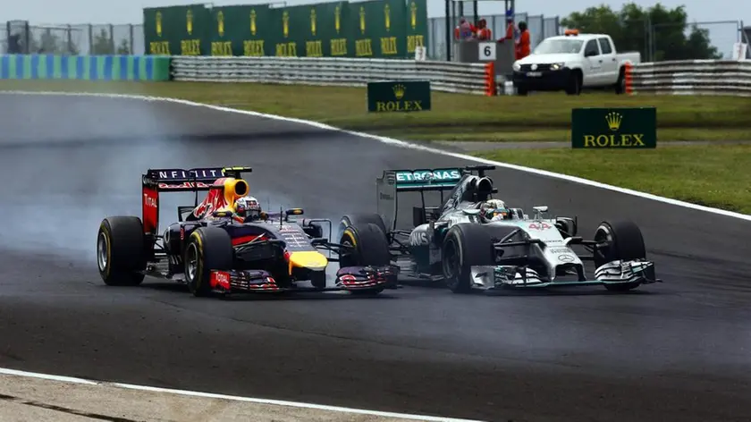 epa04332795 Australian Formula One driver Daniel Ricciardo (L) of Red Bull Racing in action against British driver Lewis Hamilton (R) of Mercedes AMG GP during the 2014 Hungarian Formula One Grand Prix at the Hungaroring race track in Mogyorod near Budapest, Hungary, 27 July 2014. Ricciardo won the race ahead of third placed Hamilton. EPA/VALDRIN XHEMAJ