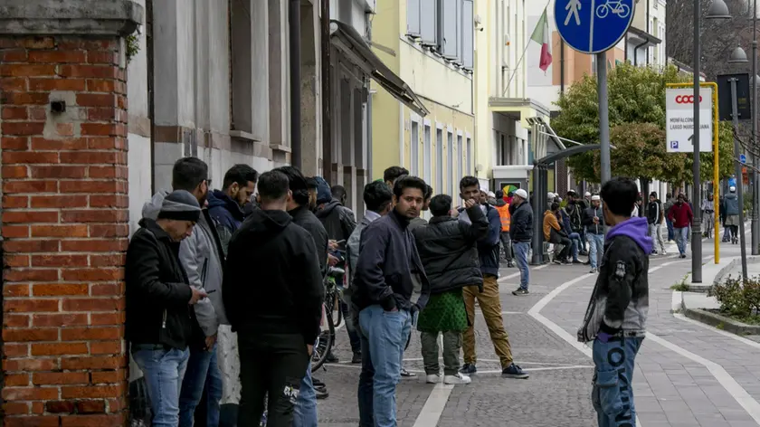 Fedeli musulmani in strada a Monfalcone