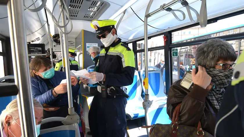 Foto BRUNI Trieste 08.04.2020 Emergenza Corona virus: la polizia municipale effettua controlli a tappeto sui bus in piazza Goldoni