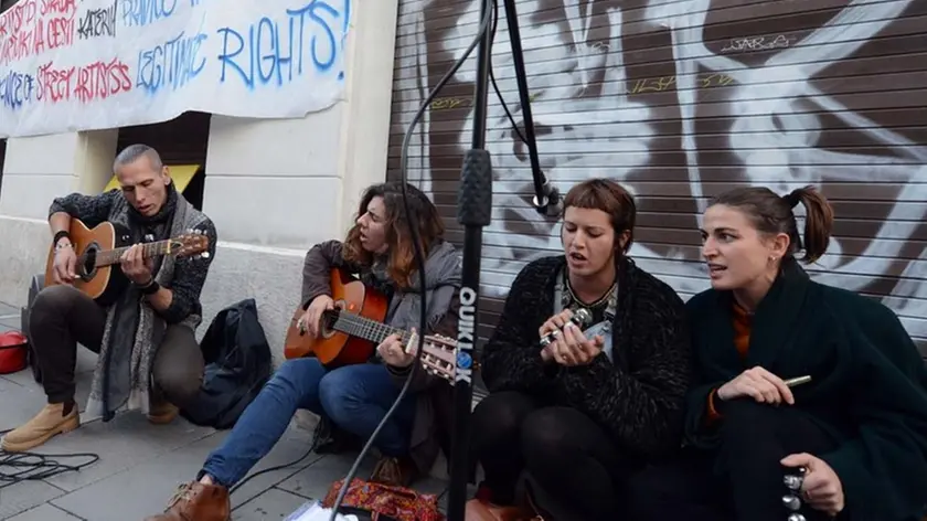 Alcuni musicisti ieri in piazza Cavana (foto Bruni)