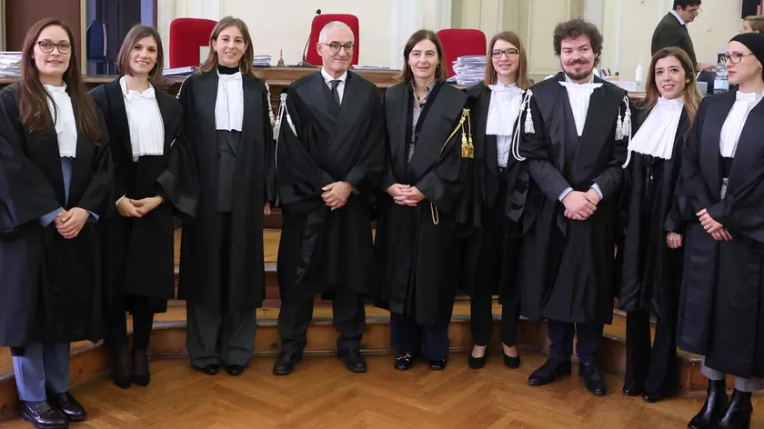 I sette nuovi magistrati in forza al palazzo di giustizia di Gorizia assieme al presidente del Tribunale Riccardo Merluzzi e alla procuratrice Lucia Baldovin assieme Foto Bumbaca