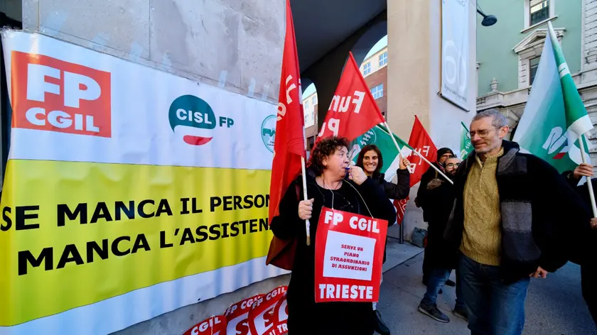 La protesta davanti alla Regione (Silvano)