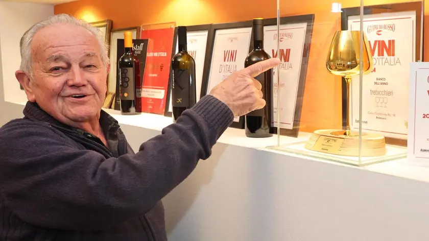 Silvestro Primosic mostra il premio (foto Bumbaca)