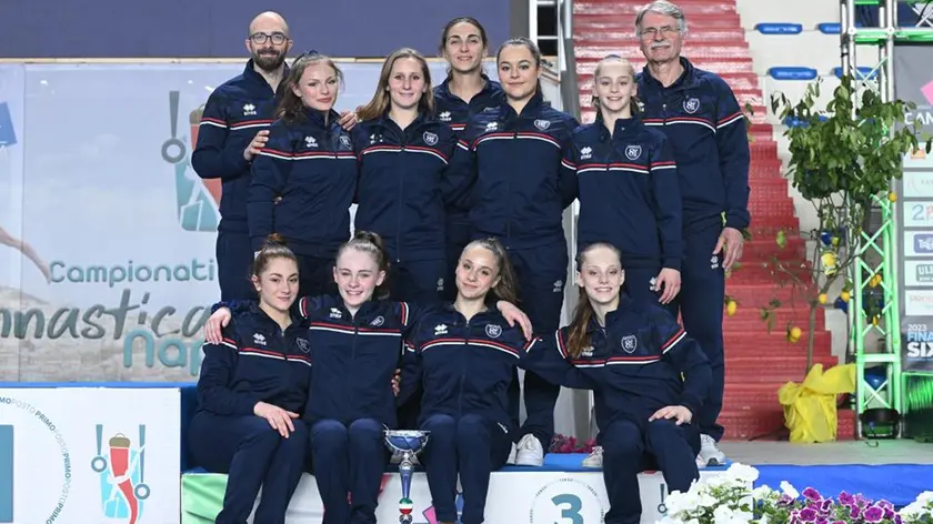 La formazione dell’Artistica ’81 al completo alla Final Six di Napoli