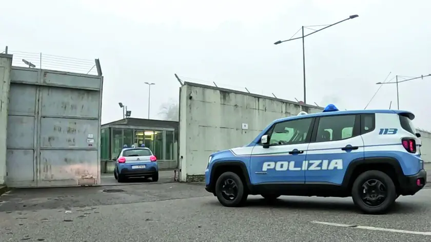 L'ingresso di due mezzi della Polizia al Cpr di Gradisca d’Isonzo
