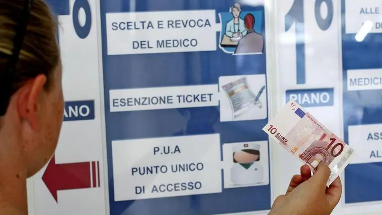 Cittadini in fila presso gli sportelli di un ospedale per il pagamento del ticket. Salta l'esenzione dei ticket per le prestazioni di diagnostica strumentale e di altre prestazioni specialistiche in favore dei disoccupati e dei familiari a carico. Lo prevede il ddl lavoro, all'esame del Senato. ANSA/ALESSANDRO DI MEO