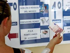 Cittadini in fila presso gli sportelli di un ospedale per il pagamento del ticket. Salta l'esenzione dei ticket per le prestazioni di diagnostica strumentale e di altre prestazioni specialistiche in favore dei disoccupati e dei familiari a carico. Lo prevede il ddl lavoro, all'esame del Senato. ANSA/ALESSANDRO DI MEO