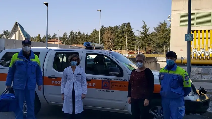 Operatori sanitari e volontari della Protezione civile impegnati nella consegna di vaccini anti Covid da somministrare a domicilio