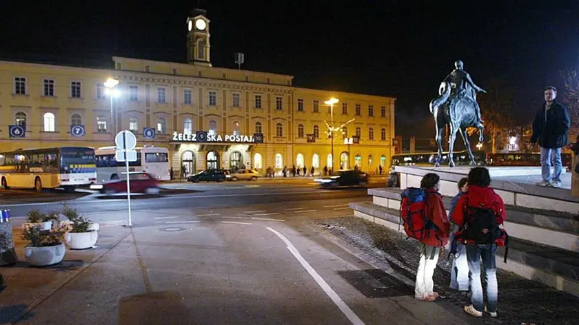 Un'immagine notturna della stazione ferroviaria di Lubiana (Foto Sterle)