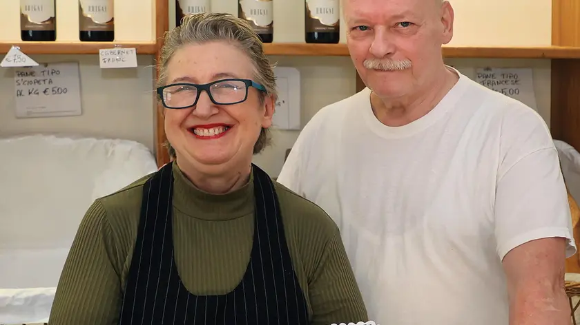 Il pasticcere Mauro Gridelli con la moglie Sonia della storica pasticceria in via Santissimi Martiri a Trieste