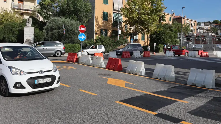 Il cambio di viabilità. Foto Lasorte