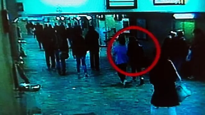 Una immagine delle telecamere a corto circuito della stazione di Venezia Mestre ritrae le due quindicenni la notte dopo la morte di Mirco Sacher, il pensionato di 66 anni delle Ferrovie, trovato senza vita in un campo a Udine il 7 aprile 2013, 12 aprile 2013. ANSA / FERMO IMMAGINE TGR FRIULI VENEZIA GIULIA