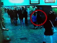 Una immagine delle telecamere a corto circuito della stazione di Venezia Mestre ritrae le due quindicenni la notte dopo la morte di Mirco Sacher, il pensionato di 66 anni delle Ferrovie, trovato senza vita in un campo a Udine il 7 aprile 2013, 12 aprile 2013. ANSA / FERMO IMMAGINE TGR FRIULI VENEZIA GIULIA