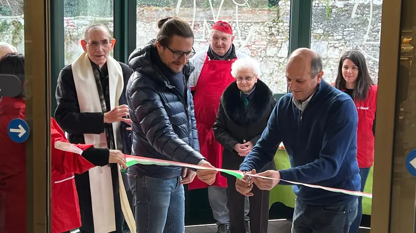 La cerimonia di apertura con il titolare Lucio Disiot, il sindaco Enrico Bullian e don Enzo Fabrissin