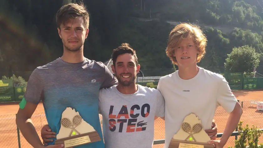 Giacomo Dambrosi e Jannik Sinner con il coach Andrea Volpini