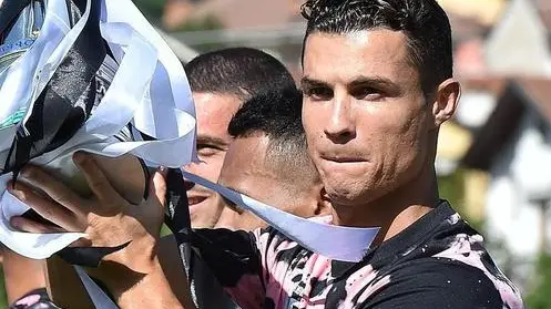 Cristiano Ronaldo alza la supercoppa italiana durante il giro di campo con i trofei vinti la scorsa stagione dopo la partita amichevole Juventus A- Juventus B a Villar Perosa, Torino, 14 agosto 2019 ANSA/ ALESSANDRO DI MARCO