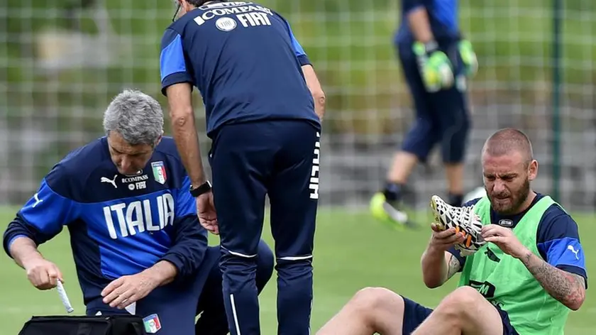 Italy's player Daniele De Rossi (R) reacts after being tackled during a training session in Mangaratiba, Brazil, 07 June May 2014. Italy prepares for the FIFA World Cup 2014 taking place in Brazil from 12 June to 13 July. ANSA/ETTORE FERRARI