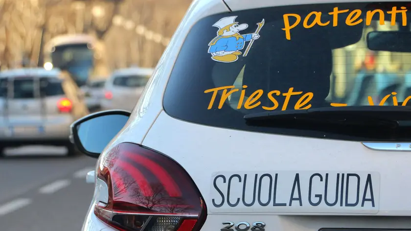 Una delle automobili utilizzate da un’autoscuola per le lezioni di guida foto Lasorte