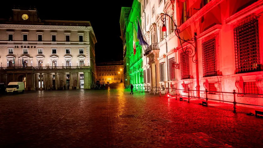 La facciata di Palazzo Chigi illuminata con il tricolore Foto AgF