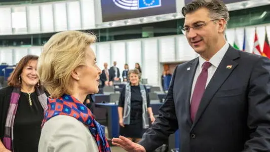 epa08126542 European Commission President Ursula von der Leyen (L) greets Croatian Prime Minister Andrej Plenkovic (R) before a presentation of the programme of activities of the Croatian Presidency at the European Parliament in Strasbourg, France, 14 January 2020. EPA/PATRICK SEEGER