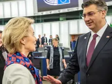 epa08126542 European Commission President Ursula von der Leyen (L) greets Croatian Prime Minister Andrej Plenkovic (R) before a presentation of the programme of activities of the Croatian Presidency at the European Parliament in Strasbourg, France, 14 January 2020. EPA/PATRICK SEEGER