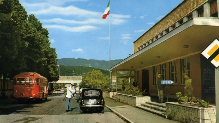 Il valico di Casa Rossa in una foto degli anni Sessanta. A Nova Gorica c’è un piccolo museo dedicato al contrabbando in auge nel dopoguerra fino alla caduta della Jugoslavia
