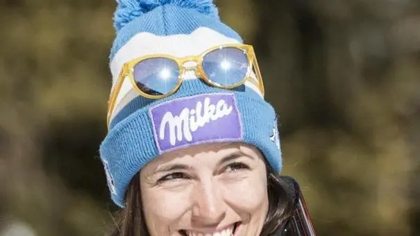 epa05814099 Elena Curtoni from Italy, second place, left, and Ilka Stuhec from Slovenia, winner, celebrate after the women's Super-G race of the FIS Alpine Skiing World Cup, in Crans-Montana, Switzerland, Saturday, February 25, 2017. EPA/ALESSANDRO DELLA VALLE