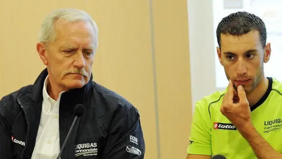 Il ciclista Vincenzo Nibali (d) con il presidente della Liquigas Cannondale Paolo Dal Lago oggi, 6 Maggio 2011, a Torino durante la conferenza stampa della sua squadra Liquigas Cannondale alla vigilia della partenza del 94/o Giro d'Italia. Ansa/ Carlo Ferraro