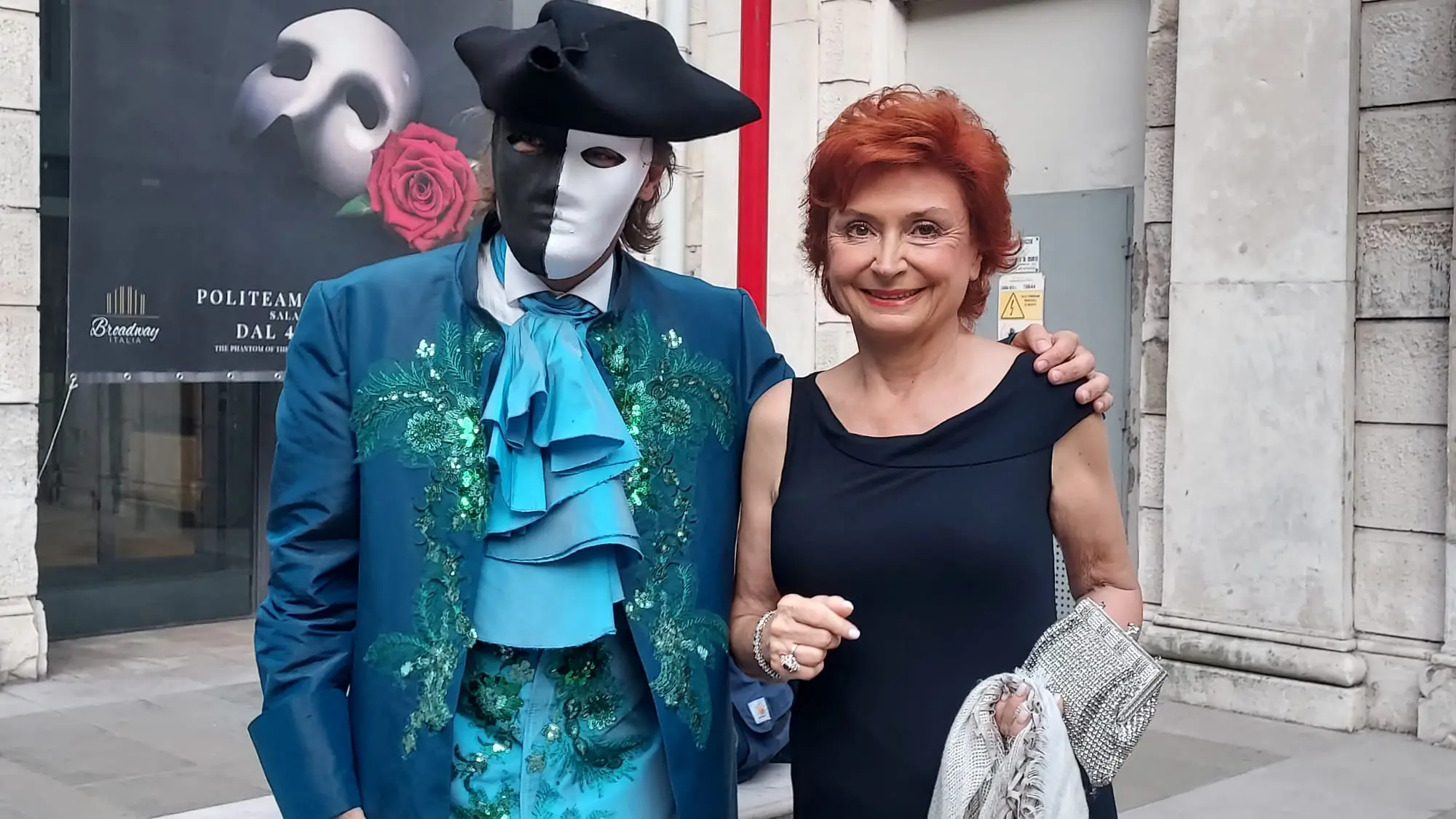 Al teatro Rossetti di Trieste va in scena la serata “Masquerade: A night at the Opera”, che invita gli ospiti a onorare il musical con maschera e dress code. Una serata tra maschere, rose rosse, ribolla e gelato nel foyer, poi la festa al Salone degli Incanti. Nelle foto di Francesco Bruni, alcuni dei partecipanti