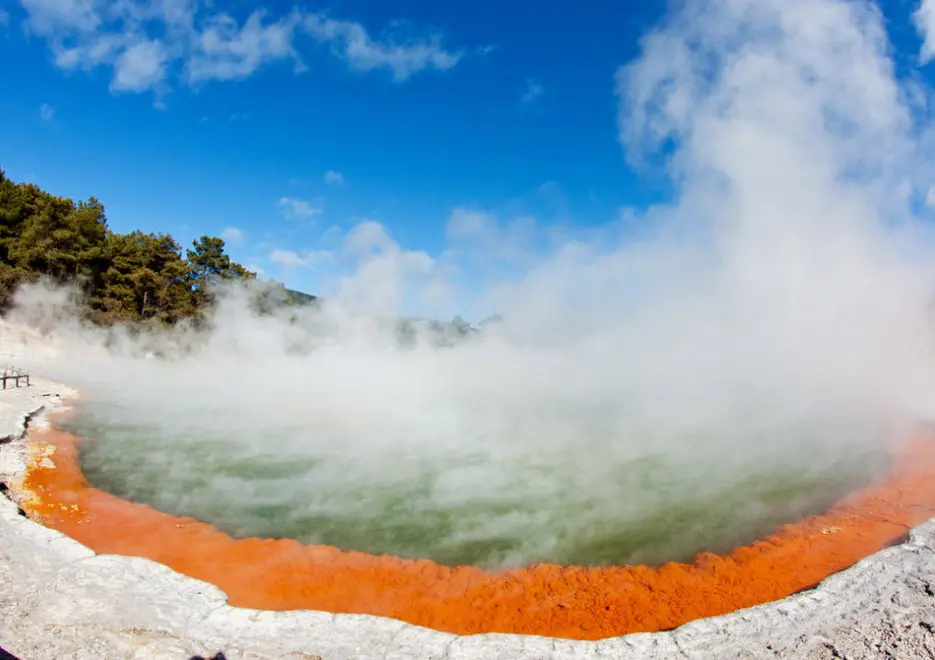 Uno dei tipici geyser presenti in abbondanza nel Paese