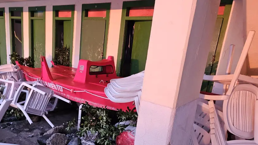 Il pattino del Ferroviario fra sedie ribaltate in una precedente incursione