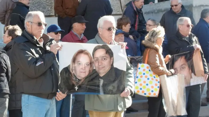 Una manifestazione davanti al tribunale per un'udienza del processo Persich