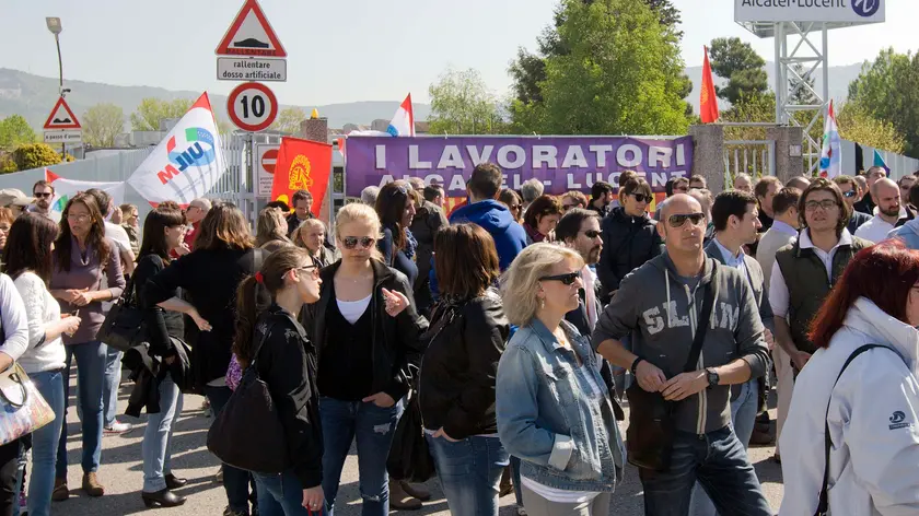 Il presidio di ieri dei lavoratori davanti ai cancelli dell'Alcatel-Lucent di Trieste