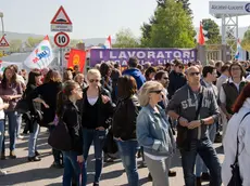 Il presidio di ieri dei lavoratori davanti ai cancelli dell'Alcatel-Lucent di Trieste