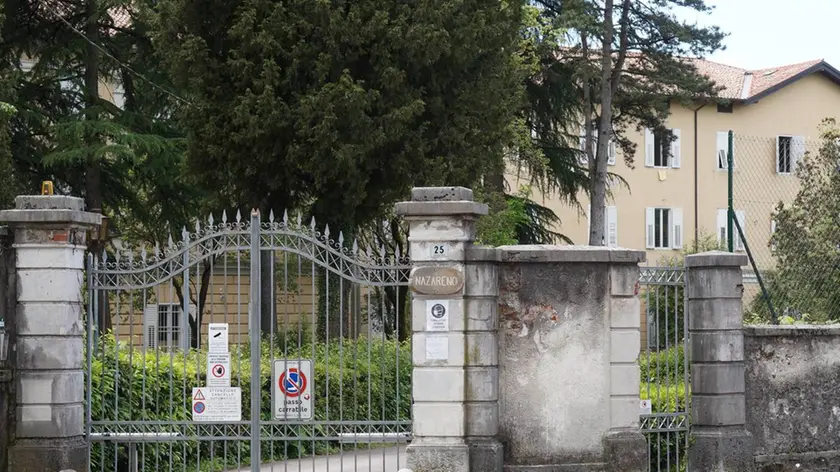 Portoni chiusi al centro per richiedenti asilo ricavato all’ex Nazareno (Foto Roberto Marega)