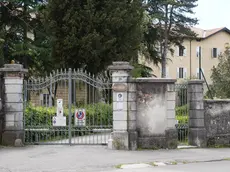 Portoni chiusi al centro per richiedenti asilo ricavato all’ex Nazareno (Foto Roberto Marega)