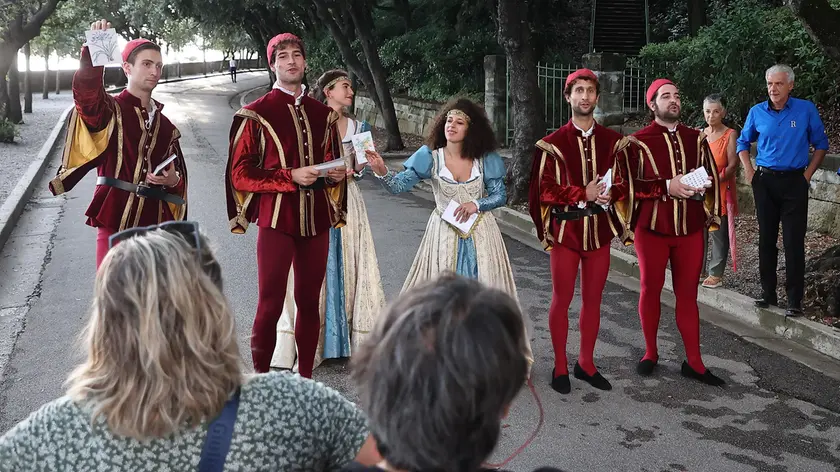 L'inizio del viaggio creato da Paolo Valerio fra paggi e damigelle nella foto di Andrea Lasorte