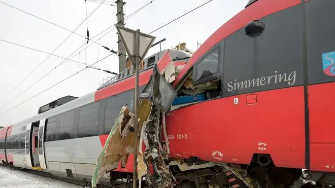 epa03547698 The scene of a train collision in Vienna, Austria, 21 January 2013. According to media reports, several people were injured when two regional trains collided on the morning of 21 January. EPA/ROLAND SCHLAGER